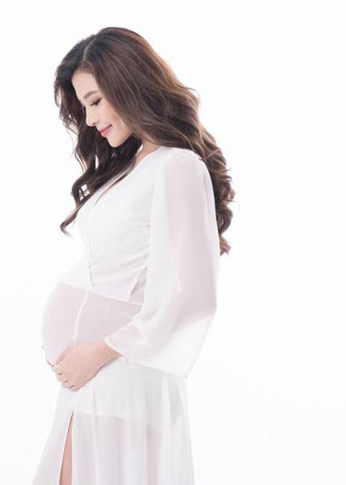 Thúy Diễm nhắn nhủ con đầu lòng: “Mọi thứ đều có thể không còn quan trọng. Chỉ cần có con là đủ rồi há con trai. Cầu mong con được bình an, khỏe mạnh chào đời và hạnh phúc trong vòng tay của mẹ. Yêu con”.