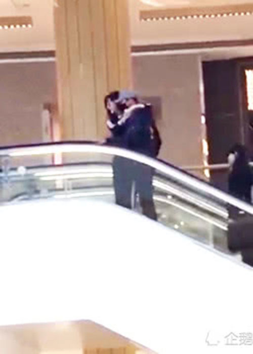 Phạm Băng Băng - Lý Thần dành cho nhau những cử chỉ âu yếm ngay chốn đông người. Ảnh: QQ