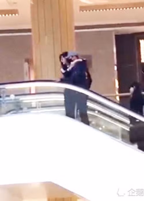 Phạm Băng Băng - Lý Thần dành cho nhau những cử chỉ âu yếm ngay chốn đông người. Ảnh: QQ