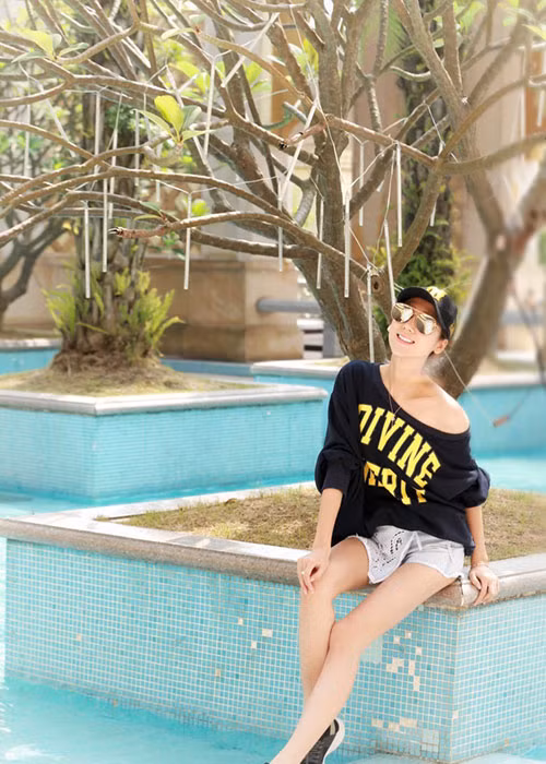 Tưởng Lệ Sa khoe bờ vai trần gợi cảm, đôi chân dài miên man.