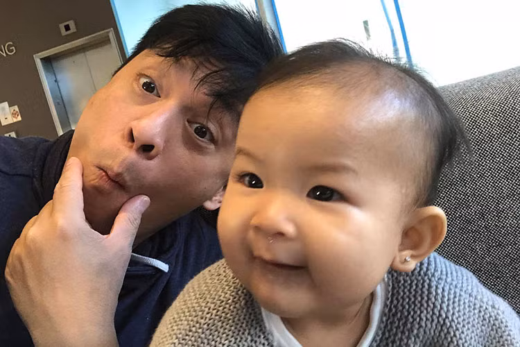 Khoảnh khắc nhí nhảnh của Lam Trường bên con gái khiến fans phấn khích.