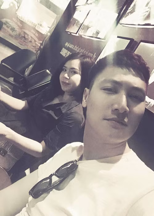 Vợ chồng sao Việt Mạnh Trường đi xem phim hành động.