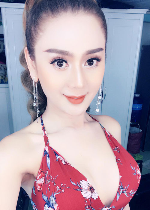 Lâm Khánh Chi tự tin khoe vẻ gợi cảm.