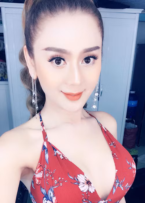 Lâm Khánh Chi tự tin khoe vẻ gợi cảm.