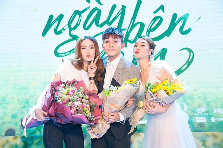 Cách đây không lâu, Minh Hằng gây ồn ào khi lộ chiếc cằm dài ngoằng. Mới nhất, nữ ca sĩ xuất hiện tại buổi ra mắt phim "100 ngày bên em". Trong ảnh, Minh Hằng tươi rói bên nam chính của phim - Jun Phạm.