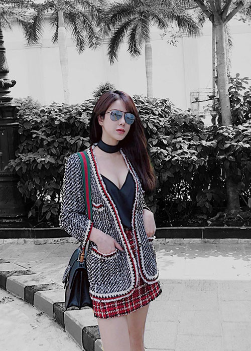 Ngoài đời, chân dài sinh năm 1989 cũng xây dựng hình ảnh gợi cảm.