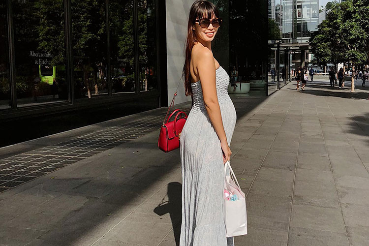 Siêu mẫu Hà Anh khoe bụng bầu lùm lùm. Hiện, cô mang thai ở tuần thứ 28.