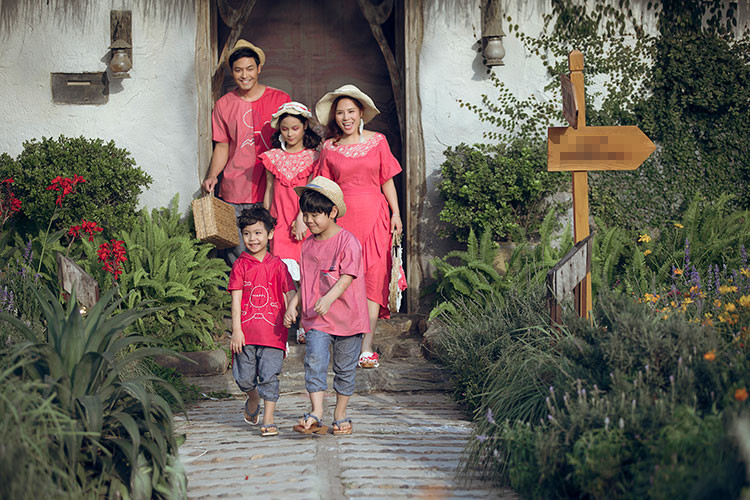 Ở Tuần lễ thời trang trẻ em Việt Nam mùa trước, gia đình MC Phan Anh xuất hiện trong trang phục áo dài truyền thống thướt tha.