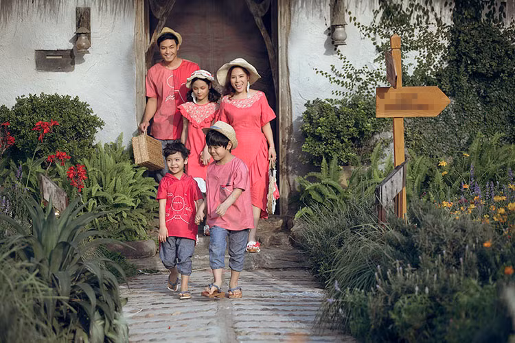 Ở Tuần lễ thời trang trẻ em Việt Nam mùa trước, gia đình MC Phan Anh xuất hiện trong trang phục áo dài truyền thống thướt tha.