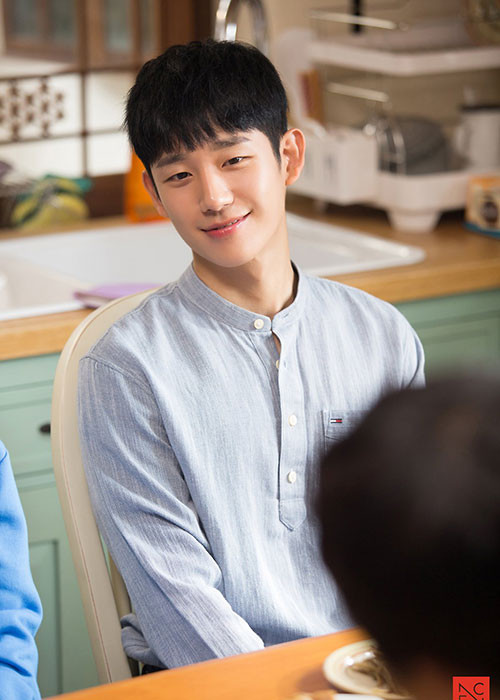 Ngoài tài diễn xuất, Jung Hae In còn được yêu mến bởi giọng hát truyền cảm. Ảnh: Twitter