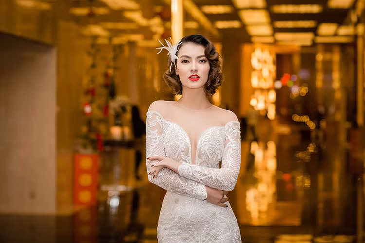 Năm 2015, Hồng Quế thừa nhận nâng ngực để có vẻ ngoài cuốn hút hơn.