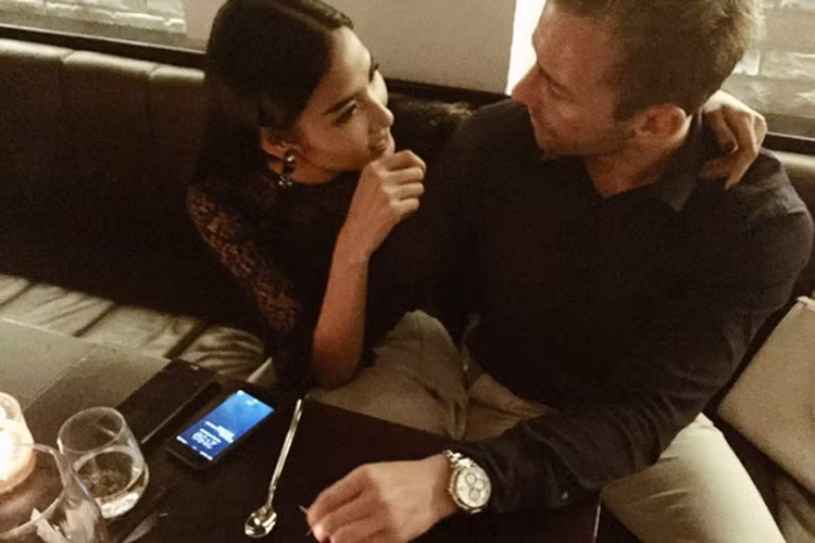 Lần đầu khoe rõ mặt bạn trai ngoại quốc sau nhiều lần úp mở, Hoàng Thùy để lại dòng chú thích “thương” và biểu tượng trái tim. Ảnh: FBNV