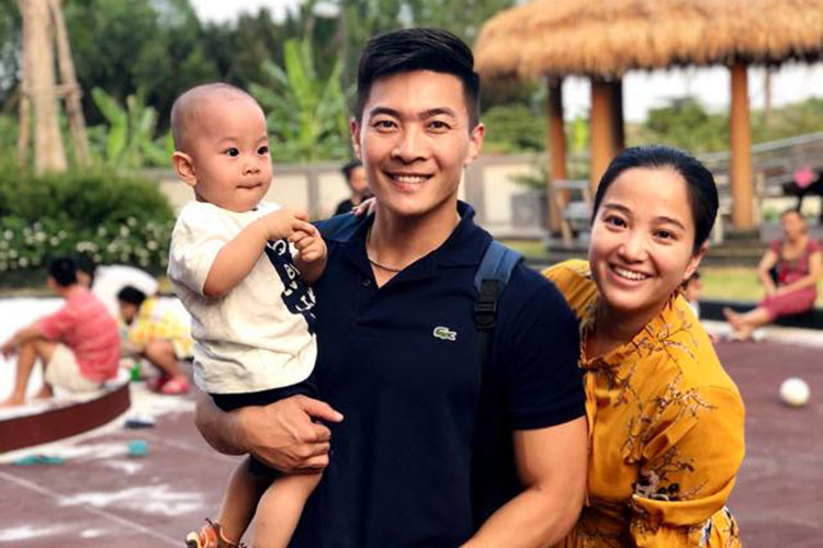 Sau khi sinh con, Hồng Phượng mặc cảm về ngoại hình nhưng may mắn cô luôn được ông xã động viên, giúp cô vượt qua.