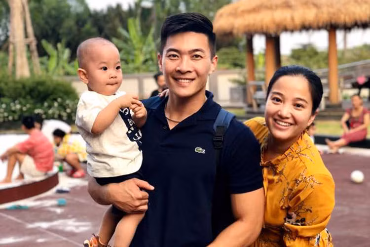 Sau khi sinh con, Hồng Phượng mặc cảm về ngoại hình nhưng may mắn cô luôn được ông xã động viên, giúp cô vượt qua.