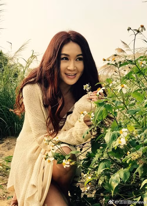 Ôn Bích Hà dành nhiều thời gian nghỉ ngơi, đi du lịch cùng chồng con và chỉ thỉnh thoảng tham gia các sự kiện giải trí.