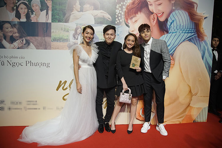 Kaity Nguyễn (váy đen) đến ủng hộ Jun Phạm.