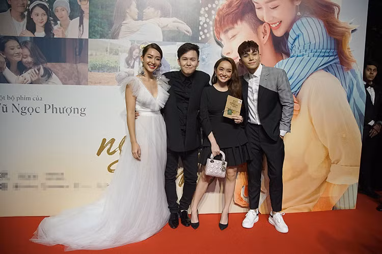 Kaity Nguyễn (váy đen) đến ủng hộ Jun Phạm.