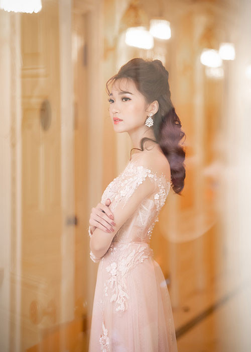 Người đẹp Ngọc Nữ sinh năm 1994, đến từ Nghệ An. Không có lợi thế chiều cao nhưng Ngọc Nữ lại có nụ cười duyên, rạng rỡ và cách giao tiếp khéo léo.