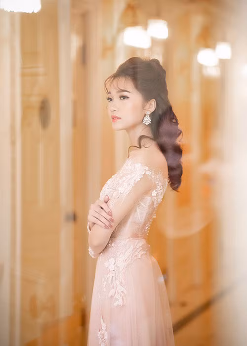 Người đẹp Ngọc Nữ sinh năm 1994, đến từ Nghệ An. Không có lợi thế chiều cao nhưng Ngọc Nữ lại có nụ cười duyên, rạng rỡ và cách giao tiếp khéo léo.