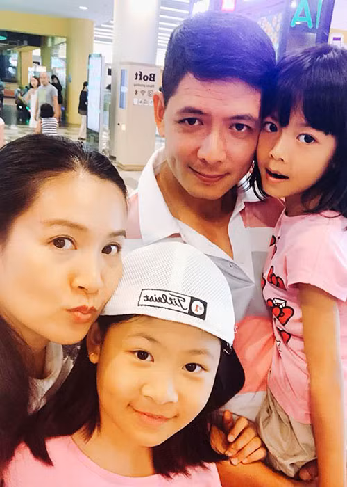 Thời gian rảnh rỗi, Bình Minh cùng bà xã thường xuyên đưa hai con gái đi chơi.