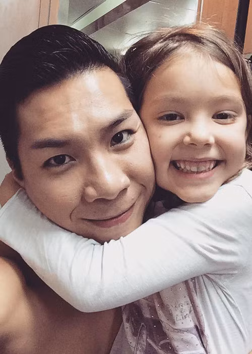 Quốc Nghiệp thân thiện với một fan nhí người nước ngoài.