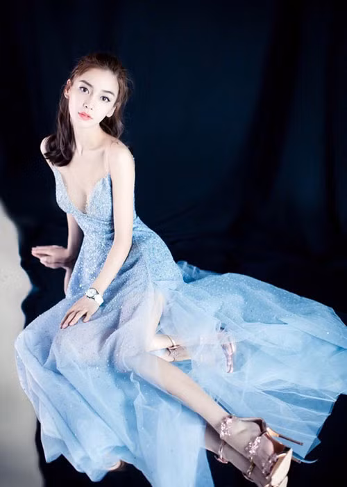 Angelababy vẫn giữ được vóc dáng mảnh mai dù đã trải qua một lần sinh nở. Ảnh: Weibo