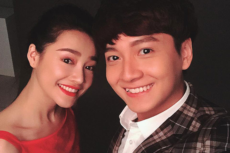 Ngô Kiến Huy chúc mừng Nhã Phương đoạt giải "Nữ diễn viên chính phim điện ảnh xuất sắc nhất" tại Cánh diều vàng 2017 với vai diễn trong phim "Yêu đi đừng sợ" đóng cùng anh.