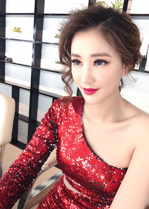 Sau khi sinh con gái đầu lòng, vòng một của Maya không còn được săn chắc nên cô quyết định nâng ngực.