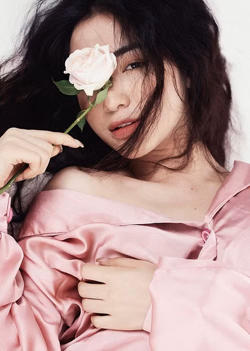 Hòa Minzy tung ảnh gợi cảm đón tuổi 23.