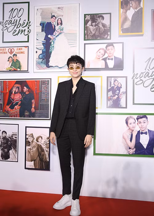 Gil Lê diện cây đen xuất hiện tại buổi ra mắt phim "100 ngày bên em".