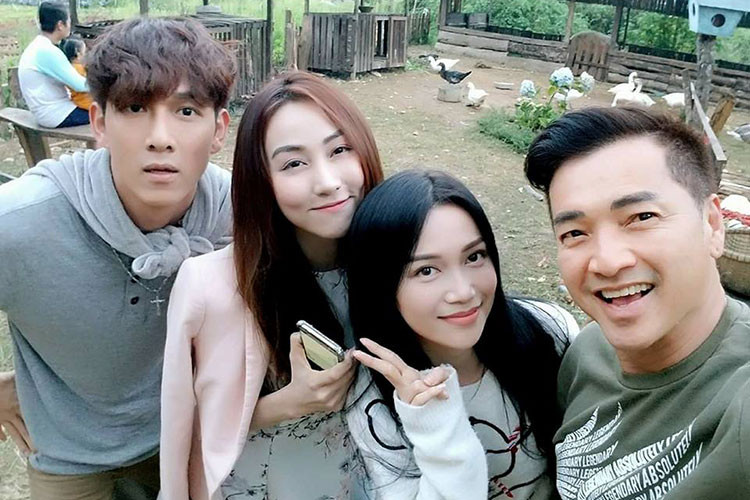 Ngân Khánh (thứ 2 bên trái) về nước đóng phim.