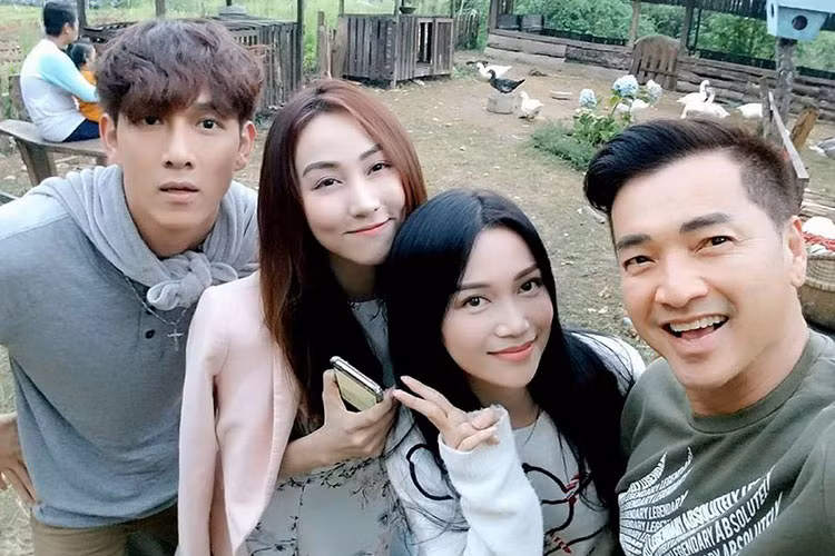 Ngân Khánh (thứ 2 bên trái) về nước đóng phim.