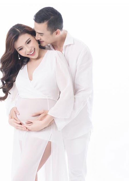 Thúy Diễm khoe ảnh bụng bầu lùm lùm đồng thời tiết lộ cô mang bầu con trai.