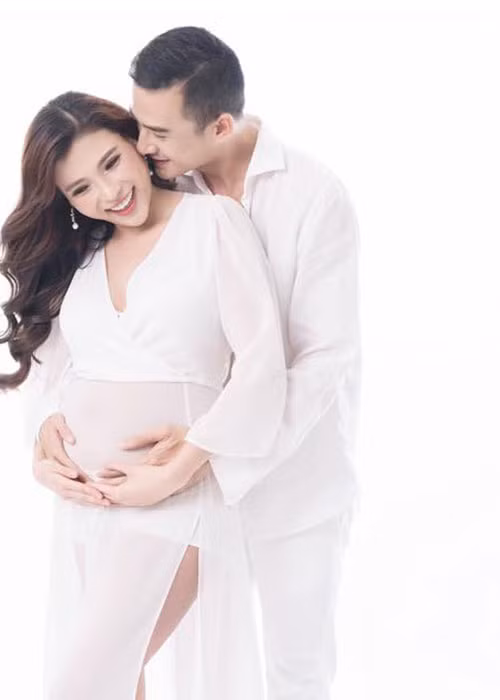 Thúy Diễm khoe ảnh bụng bầu lùm lùm đồng thời tiết lộ cô mang bầu con trai.
