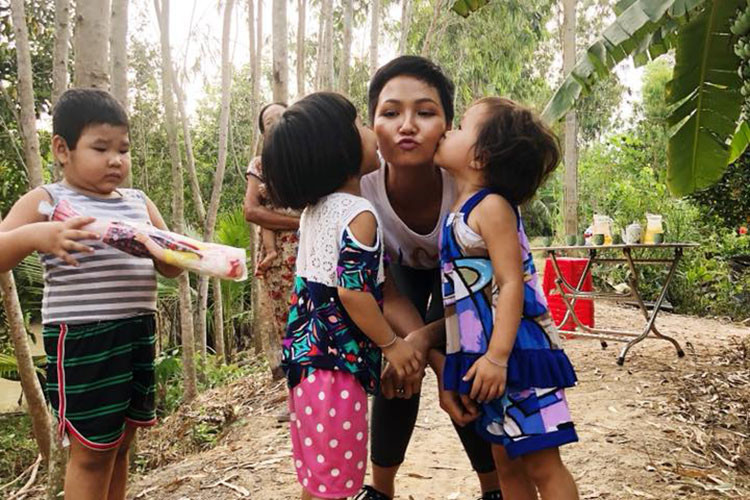 H’hen Niê được các em nhỏ hôn má là một trong những tin tức sao Việt trong ngày 21/4.