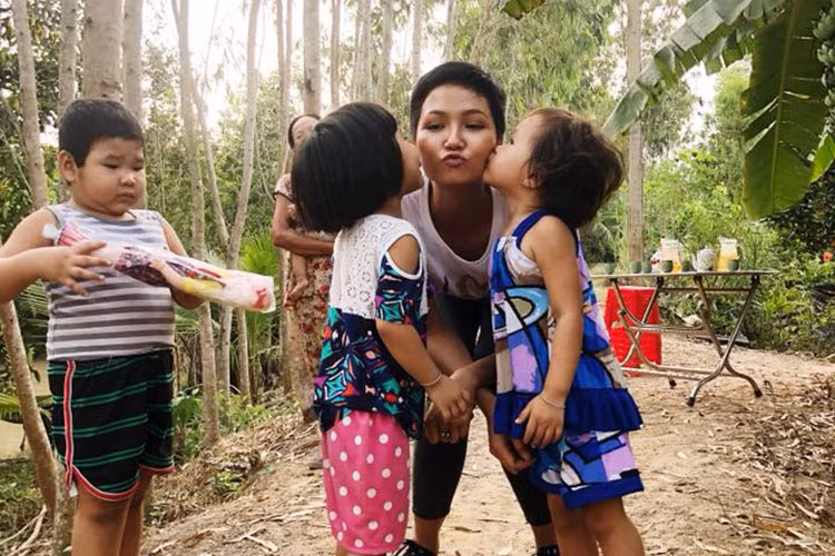 H’hen Niê được các em nhỏ hôn má là một trong những tin tức sao Việt trong ngày 21/4.