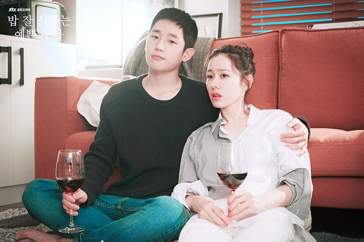 Jung Hae In hiện gây chú nhờ vai nam chính trong bộ phim “Chị đẹp mua cơm ngon cho tôi” đóng cùng Son Ye Jin. Ảnh: Twitter