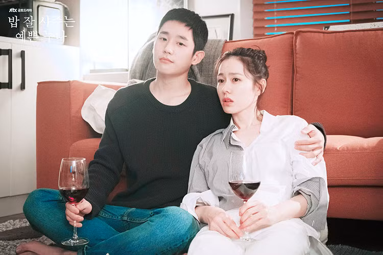 Jung Hae In hiện gây chú nhờ vai nam chính trong bộ phim “Chị đẹp mua cơm ngon cho tôi” đóng cùng Son Ye Jin. Ảnh: Twitter