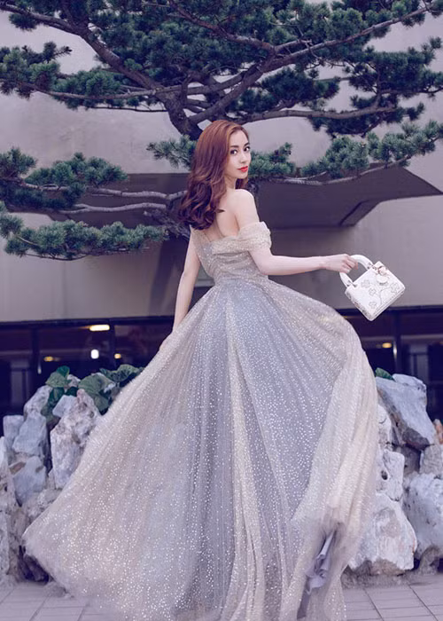 Bà xã của Huỳnh Hiểu Minh có phong cách thời trang rất tinh tế. Ảnh:Weibo