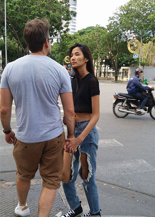 Năm 2017, bạn trai của Hoàng Thùy sang Việt Nam để thăm người yêu. Ảnh: Khám phá