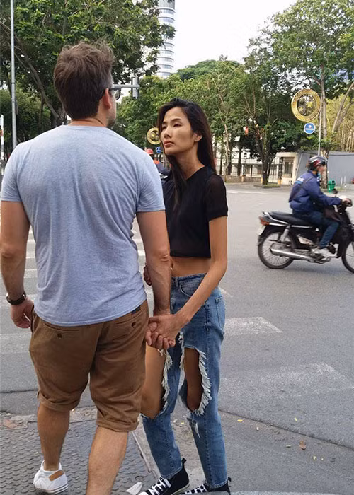 Năm 2017, bạn trai của Hoàng Thùy sang Việt Nam để thăm người yêu. Ảnh: Khám phá