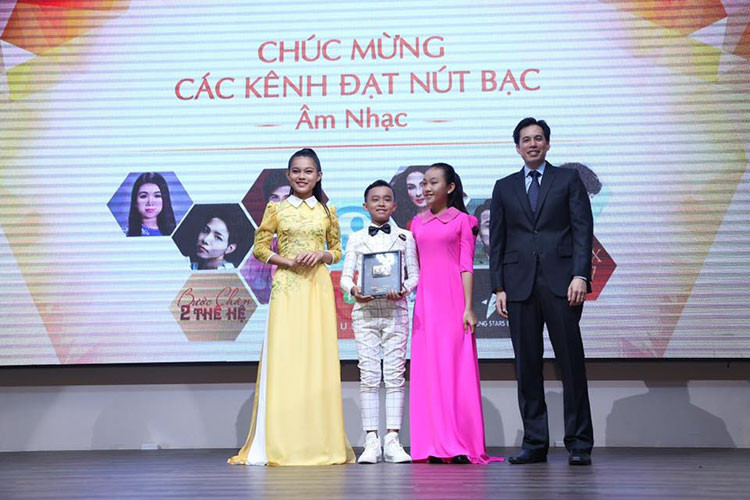 Sau khi đoạt ngôi vị quán quân, Hồ Văn Cường được nữ ca sĩ Phi Nhung nhận làm con nuôi.