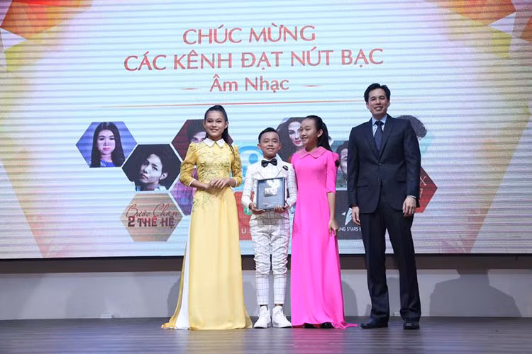 Sau khi đoạt ngôi vị quán quân, Hồ Văn Cường được nữ ca sĩ Phi Nhung nhận làm con nuôi.