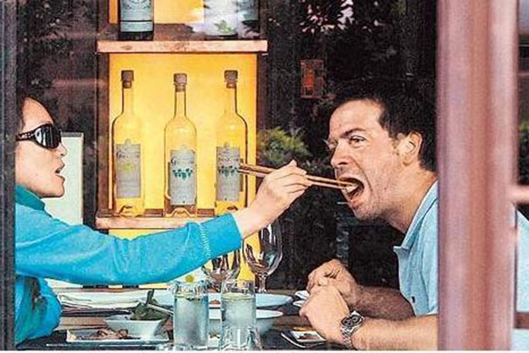 Củng Lợi từng hẹn hò Trương Nghệ Mưu, sau đó kết hôn với đại gia người Singapore. Sau khi ly hôn, nữ diễn viên từng có khoảng thời gian hạnh phúc bên bạn trai nhiếp ảnh gia kém cô 13 tuổi (trong ảnh).