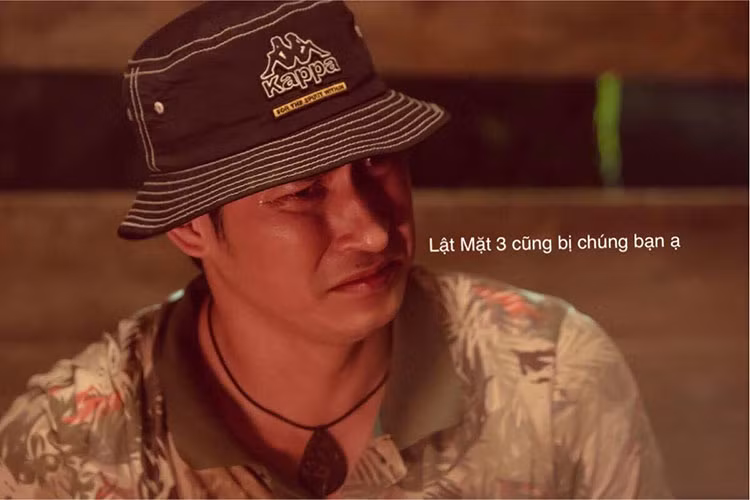 Huy Khánh bức xúc khi phim “Lật mặt 3” bị quay lén: “Đến bao giờ mới hết cái trò này. Vô ý thức, phá hoại tài sản người khác. Để làm cái gì, được nhiều người theo dõi hả. Bị bắt, phạt tiền, lên báo, nhục mặt. Muốn live stream thì tự live mình đi. Sao cứ mua vé vô rạp mà live. Ước gì vô rạp coi phim nào nó, vô tình quay qua mà thấy ai live 1 cái, tui thề tui bẻ gãy tay tại chỗ”.