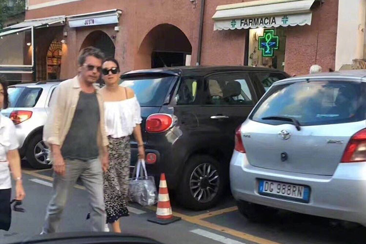 Bạn trai của Củng Lợi đã bước sang tuổi 70 nhưng vẫn phong độ như ở độ tuổi ngoài 50.