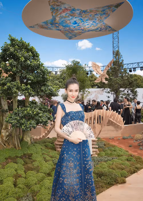 Mang vẻ đẹp lai Tây, Angelababy luôn trở thành tâm điểm mỗi khi xuất hiện tại các sự kiện. Ảnh: Sohu