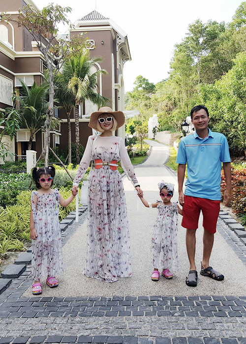 Vũ Thu Phương diện đồ đôi cùng hai con gái.
