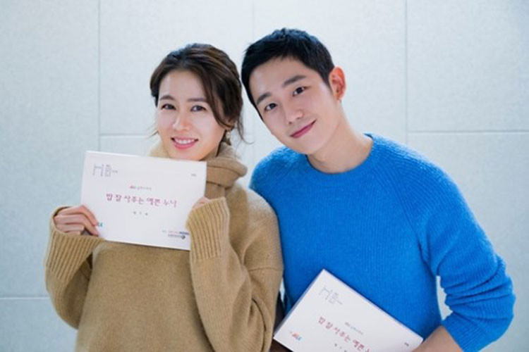 Hình ảnh Son Ye Jin bên Jung Hae In khi đến đọc kịch bản phim "Chị đẹp mua cơm ngon cho tôi". Ảnh: Dispatch