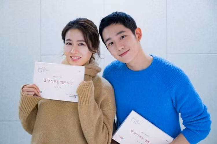 Hình ảnh Son Ye Jin bên Jung Hae In khi đến đọc kịch bản phim "Chị đẹp mua cơm ngon cho tôi". Ảnh: Dispatch